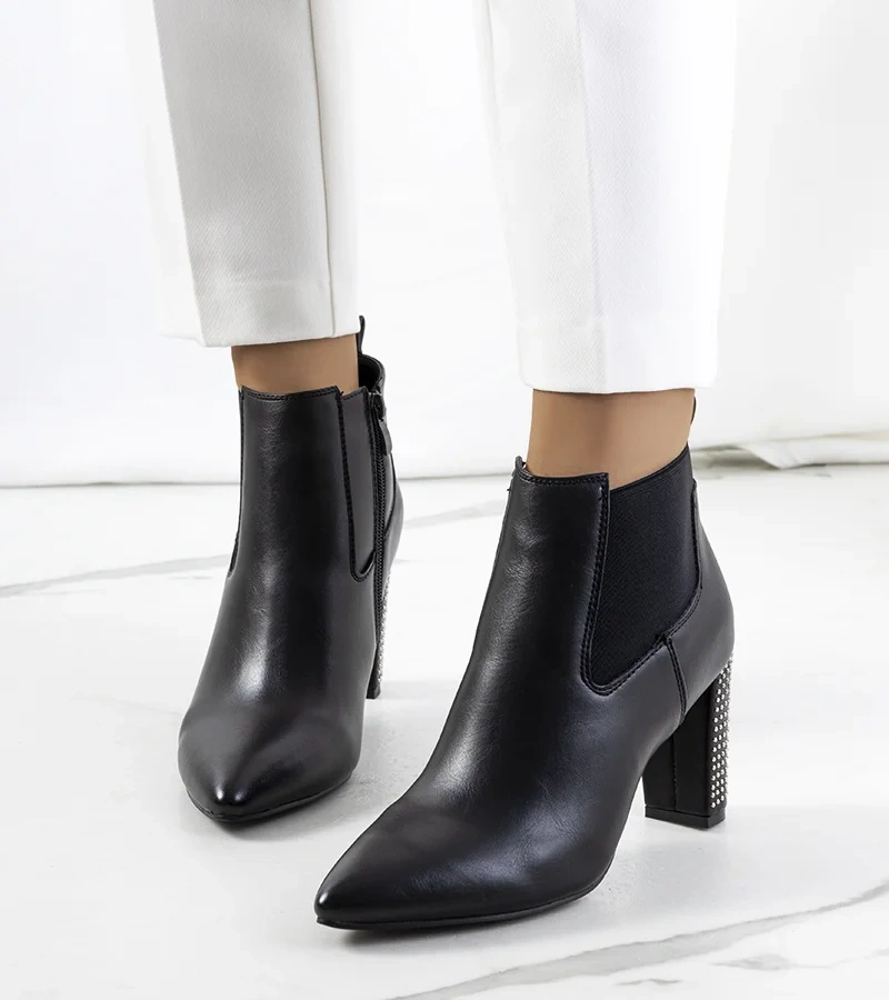 Černá boty na sloupku Rochdale