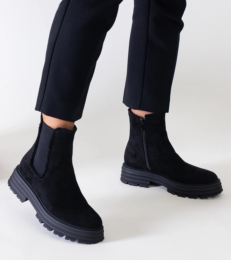 Černé vysoké boty na silné platformě z eko-sametu Sabra.