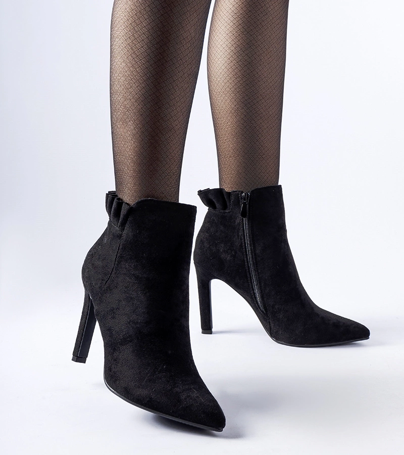 Černé kotníčkové botky s volánkem na podpatku Dolcelino