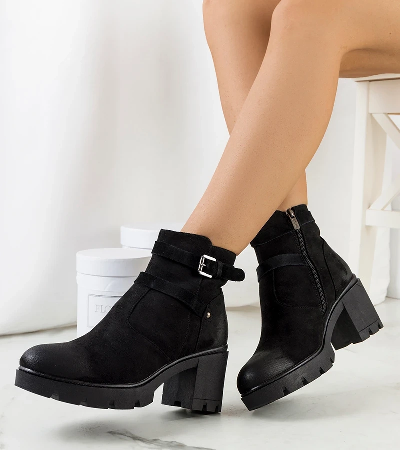 Černá boty na podrážce traktoru Lamaris