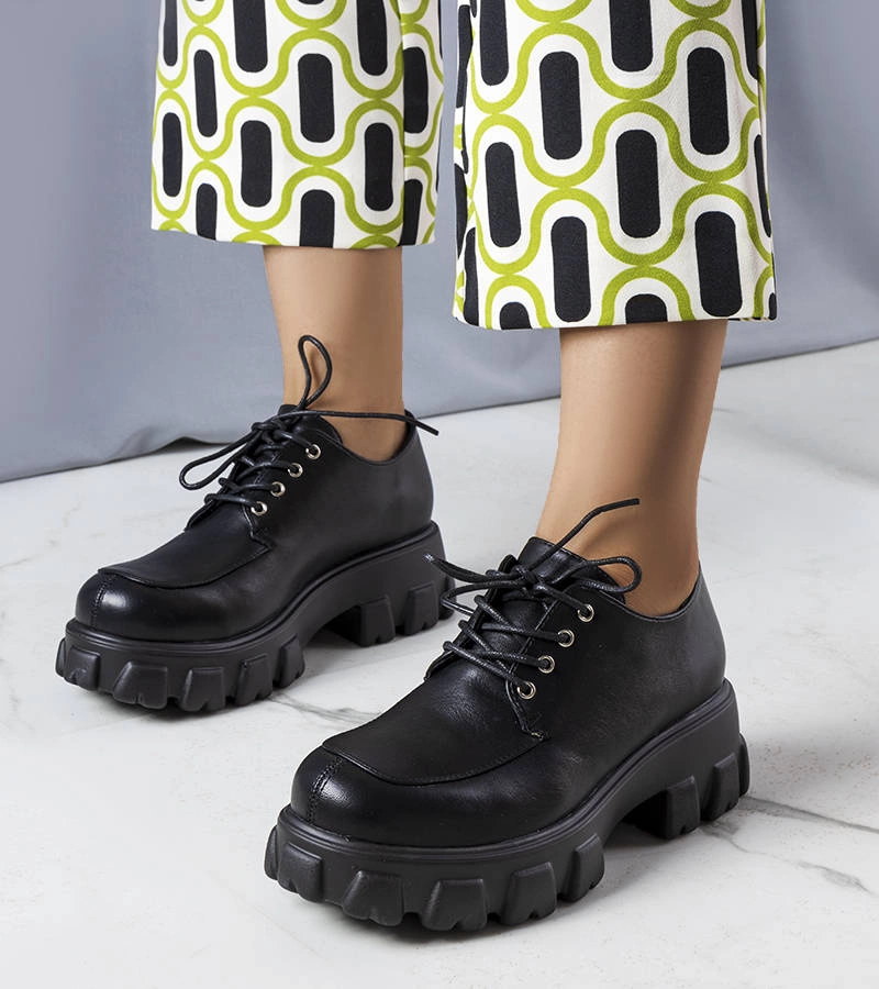 Černé polobotky na pevné podrážce Lynn