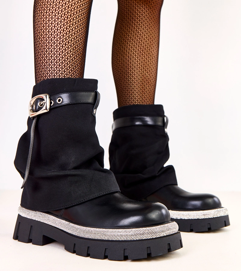 Černé kotníkové boty s ohrnutým svrškem a kamínky na okrajích Yemi