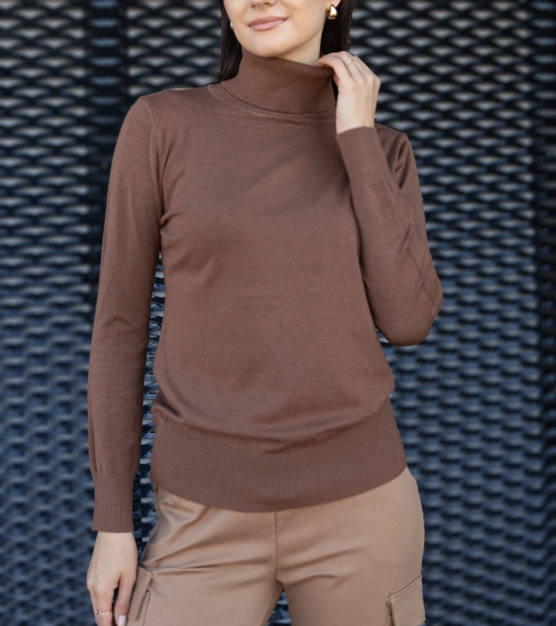 Brunetový golf s volným střihem Nida.