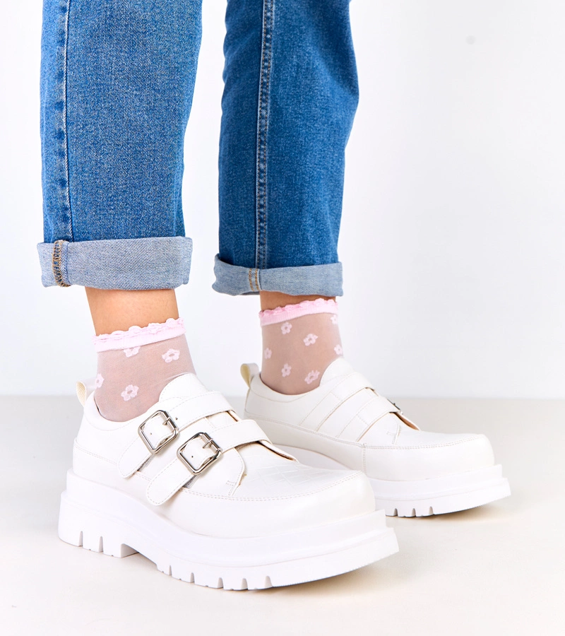 Bílé polobotky na masivní podešvi zdobené přezkami Juke