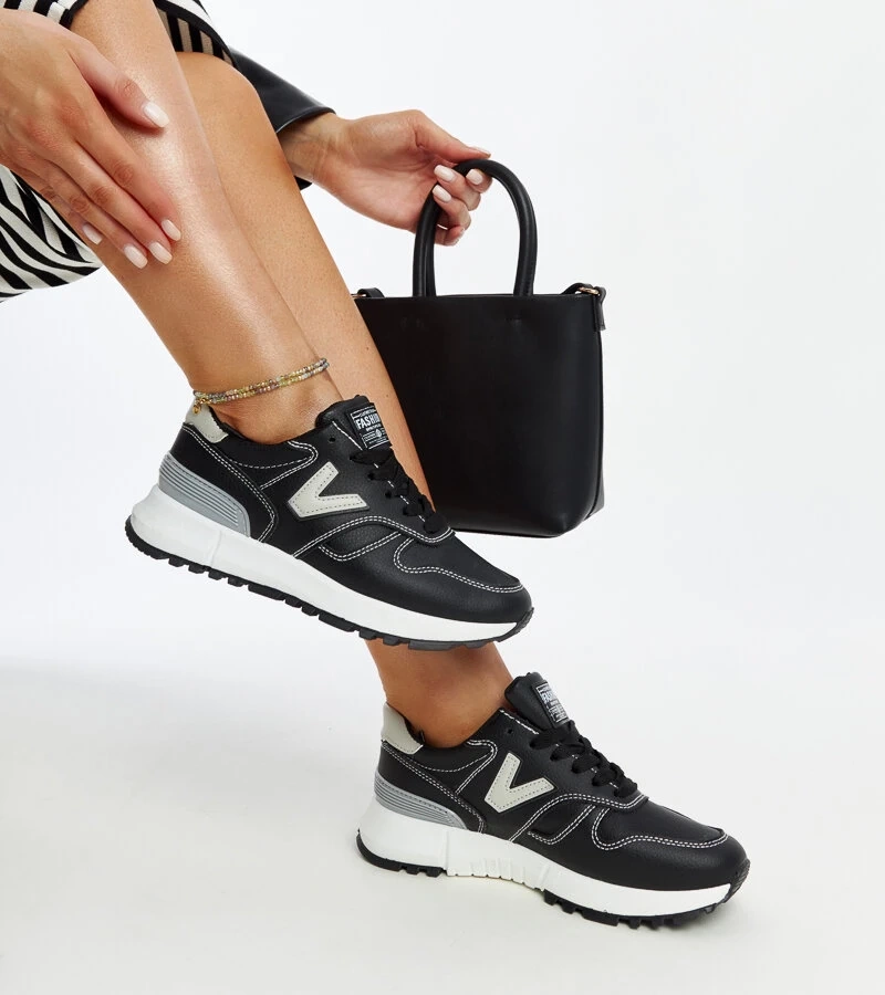 Černé tenisky na silnější podrážce Cettina