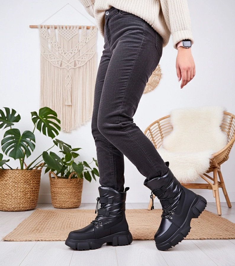 Černé lesklé sněhule zateplené kožíškem Jassi