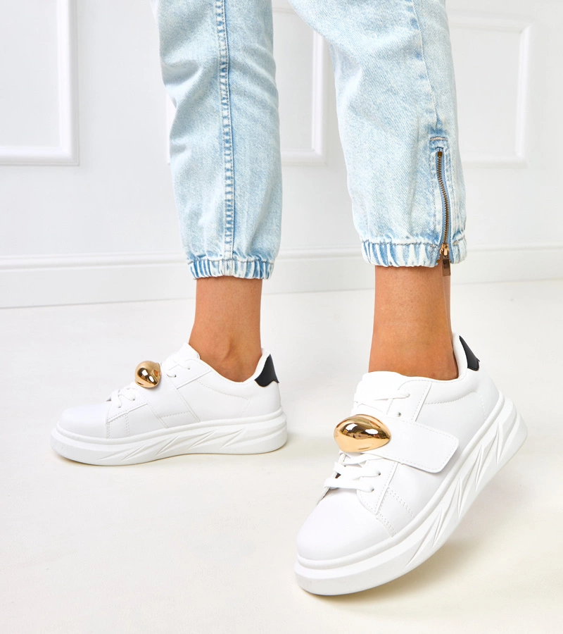 Bílé tenisky na platformě se zlatým akcentem Melania