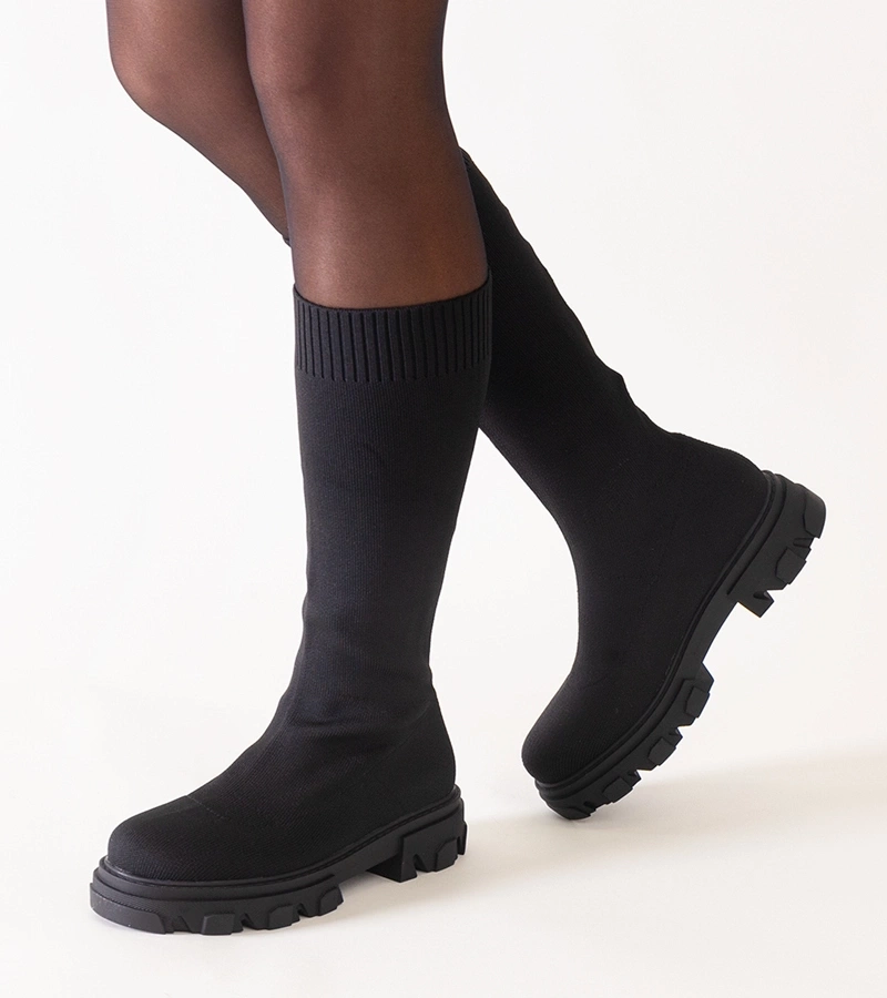 Cerné kozačky z materiálu na platformě Nazira.