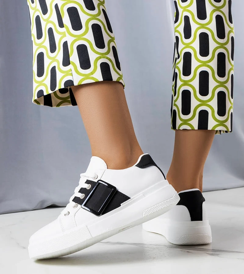 Bílé tenisky zdobené černou sponou Erin