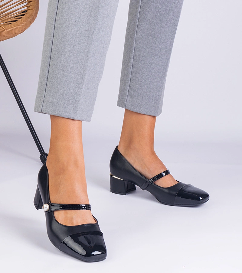 Černé lodičky na podpatku s lakovanou špičkou Ivanita