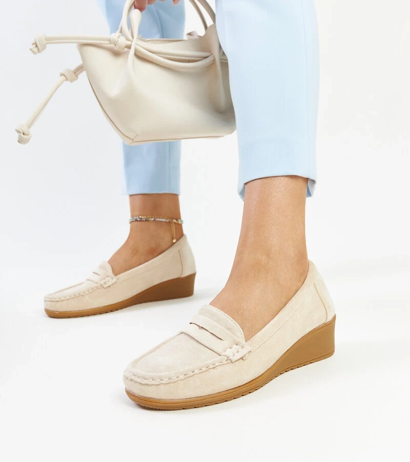 Světle béžové semišové mokasíny na platformě Sakena