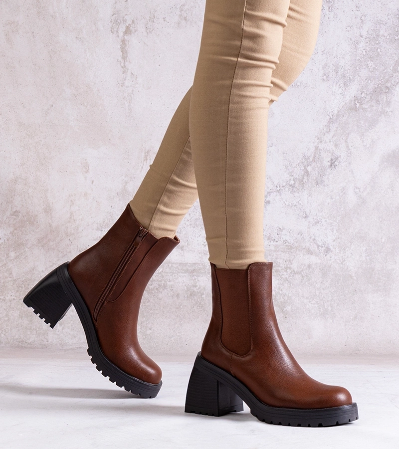 Hnědé dámské botky na sloupku z eko kůže Ariane.