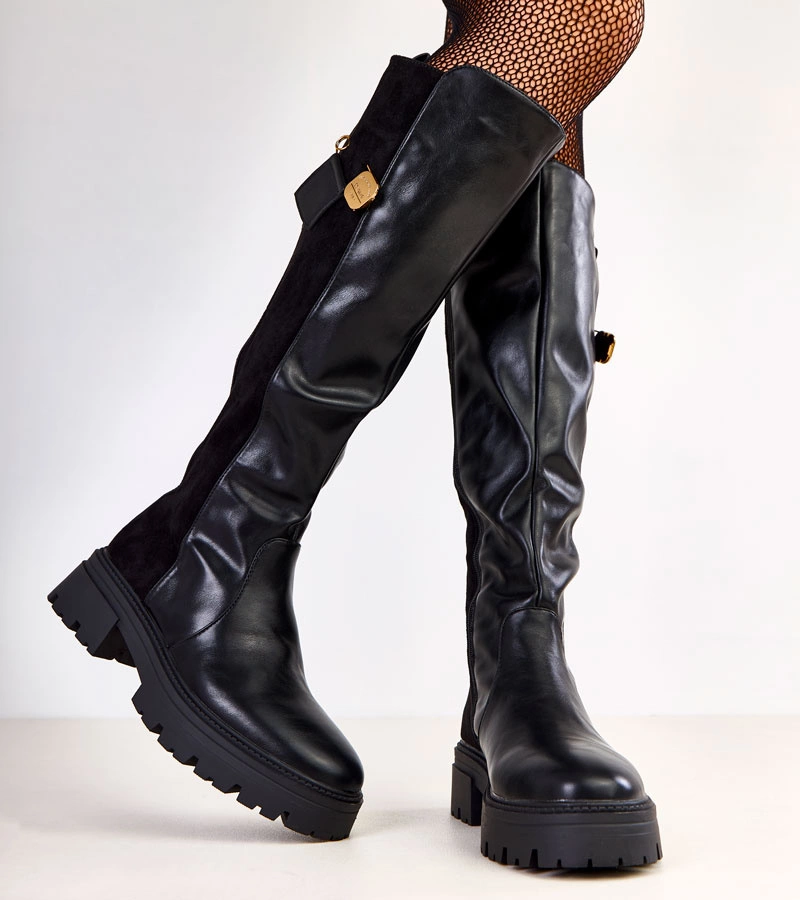 Černé kozačky zdobené zlatým jehličkem Sunney