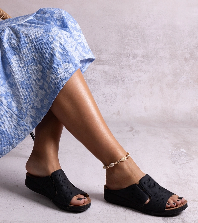 Černé perforované pantofle Marouna