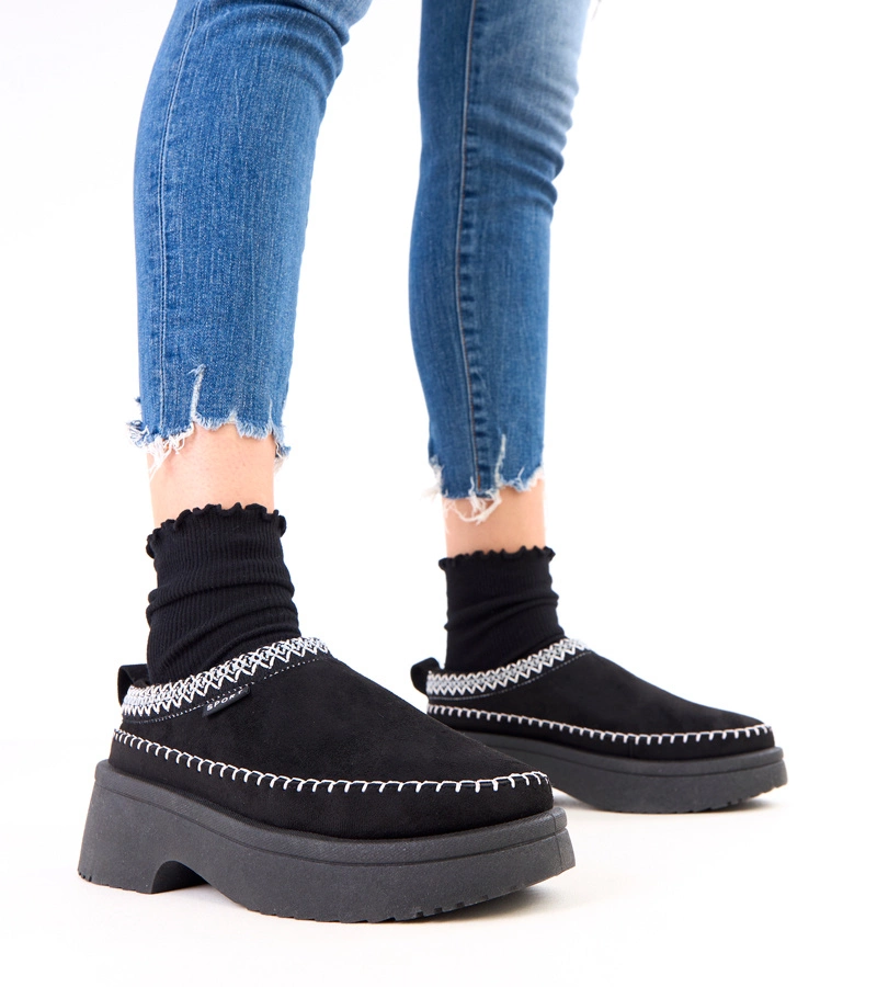 Černé pantofle zdobené výšivkou na platformě Julen