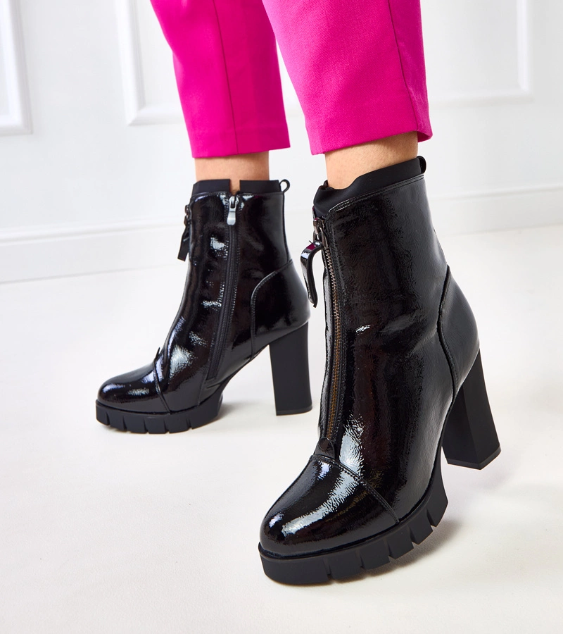 Černé lakované kotníkové boty na podpatku Sasa