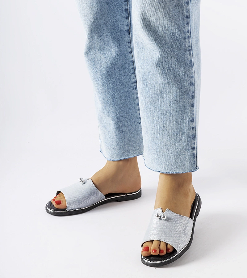 Modré kovové pantofle s perličkami od Frederi