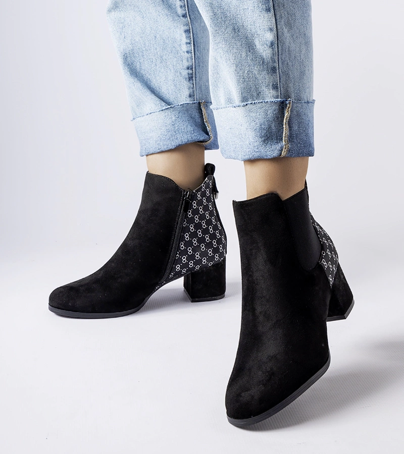 Černé kotníčkové boty na nízkém sloupku z eko semiši Monte