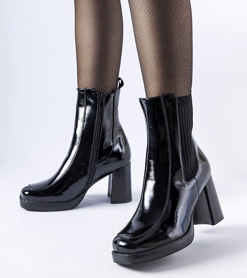 Černé lakové kotníčkové boty na podpatku Boni