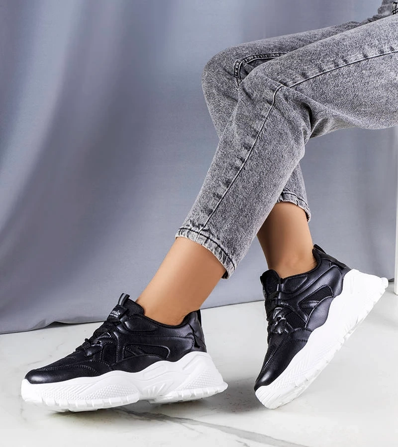 Černé tenisky na pevné podrážce od Lorene