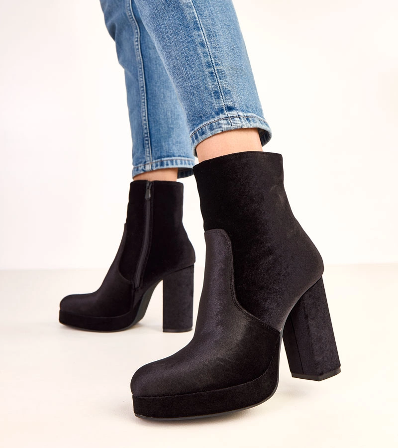 Černé kotníkové boty na podpatku s leskem Asanda