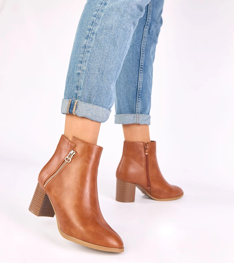 Hnědé klasické kotníkové boty na podpatku s ozdobným zipem Ellie