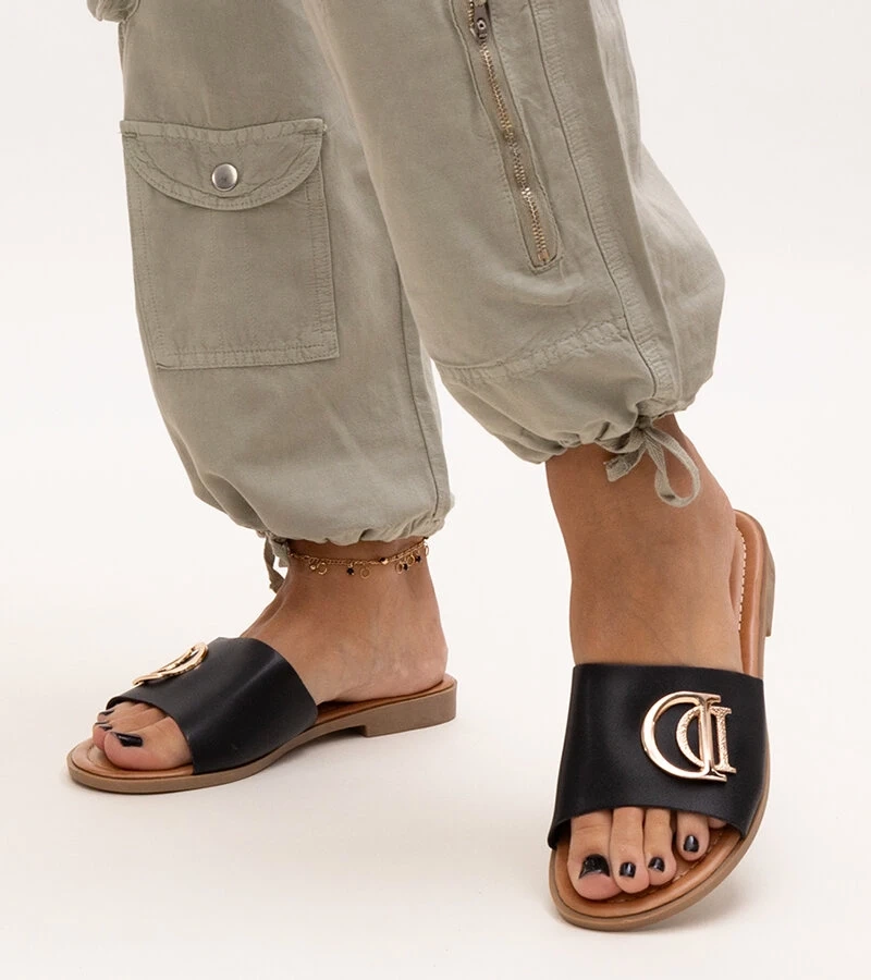 Černé pantofle s přezkou Almeita