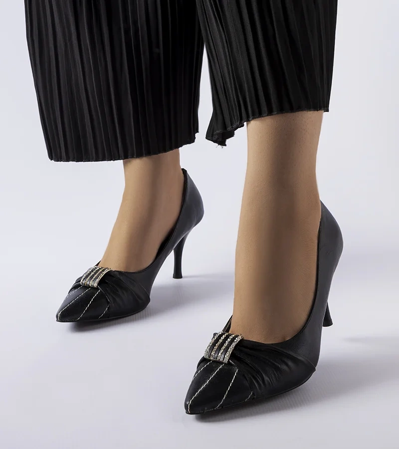 Černé lodičky na jehlovém podpatku se zirkony Fortin