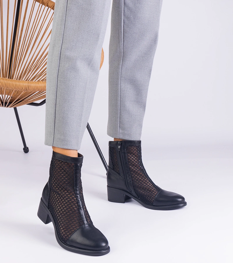 Černé síťované kotníkové boty na podpatku Melarka