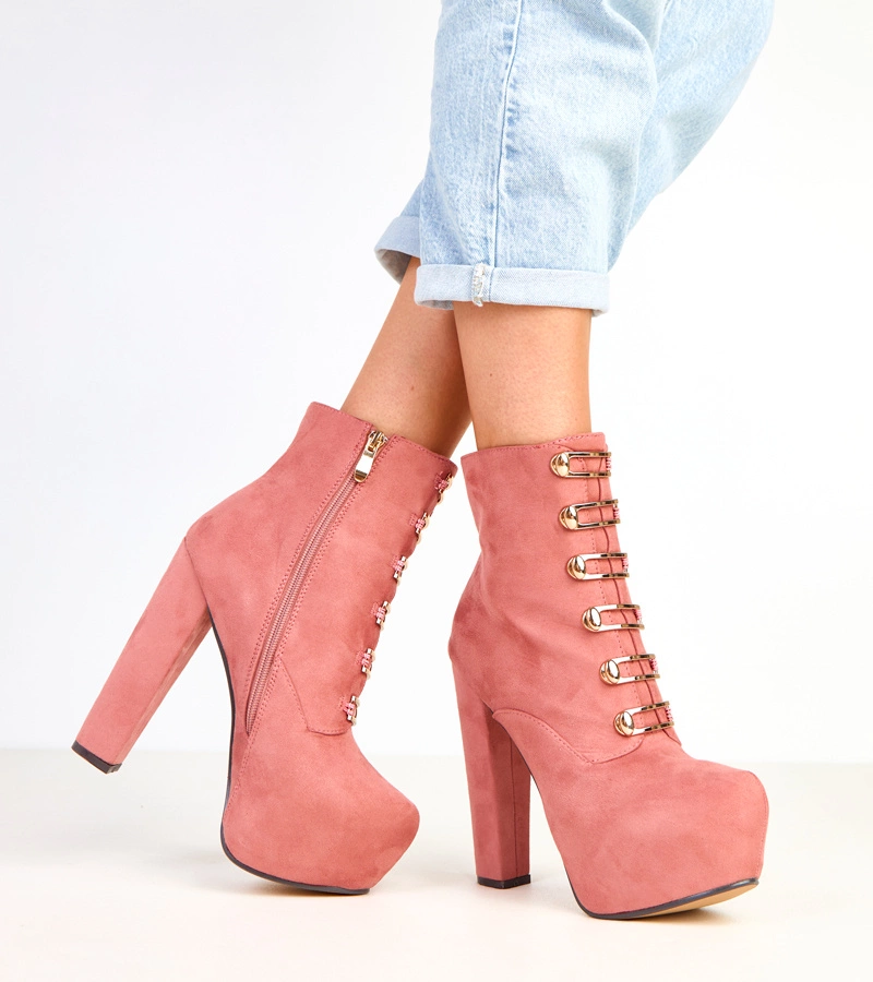 Růžové kotníkové boty na podpatku s platformou se zlatými ozdobami Antall