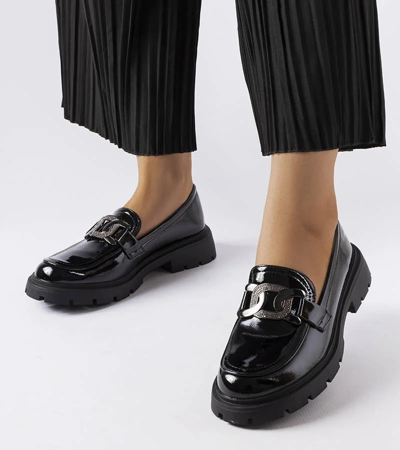 Černé lakované mokasíny se zirkony Pineda