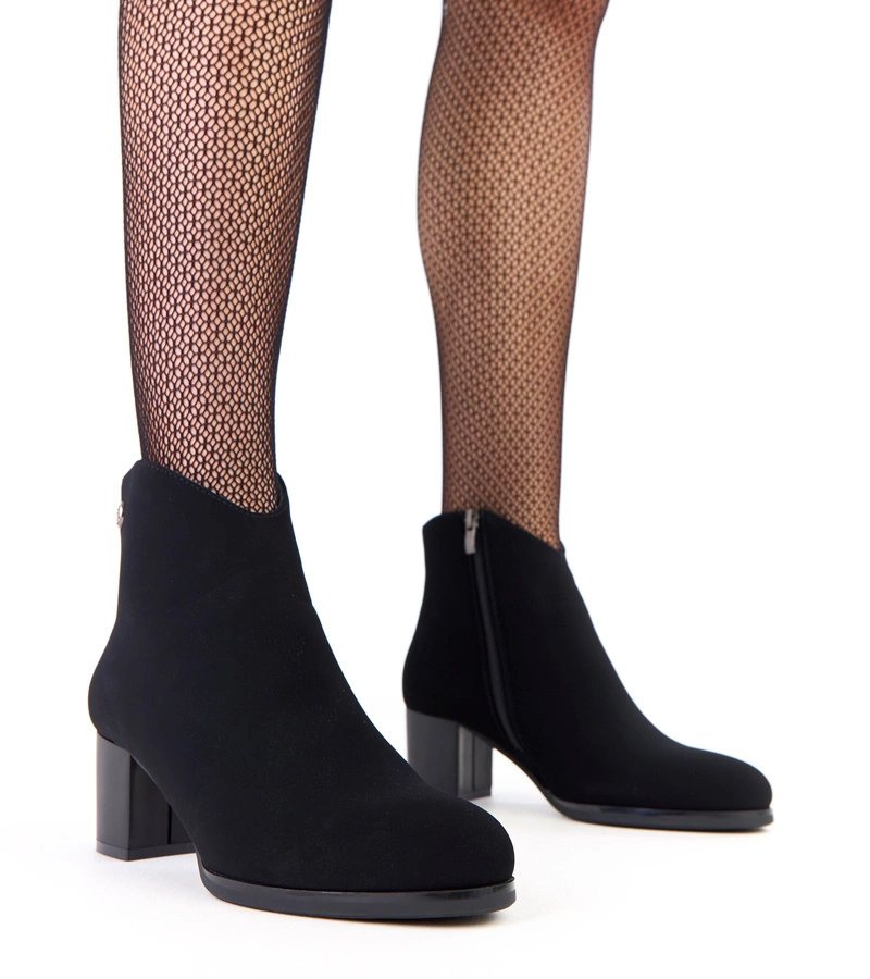 Černé kotníkové boty s jemnou ozdobou z matné ekokůže Angelo