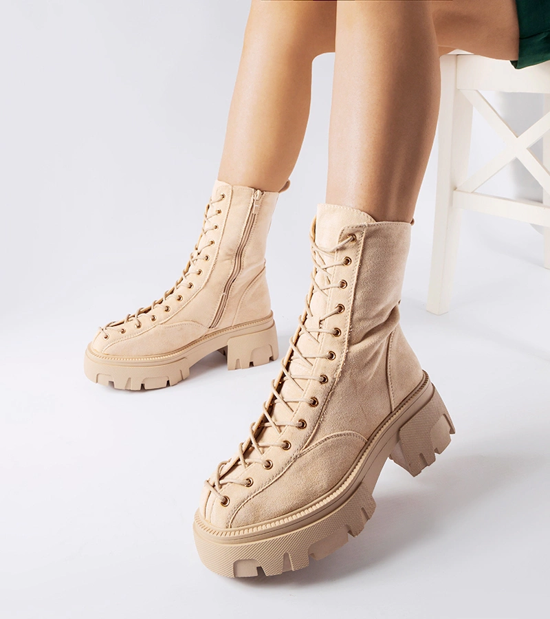 Beige boty zdobené šněrováním Amola