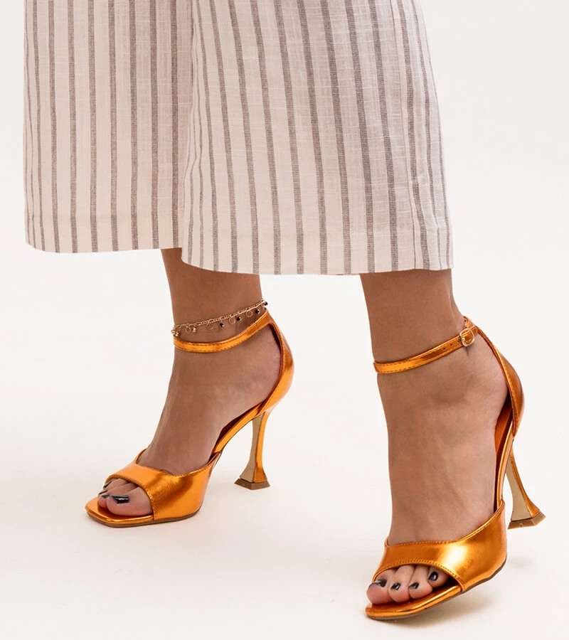 Lesklé sandály na podpatku s páskem Delinda