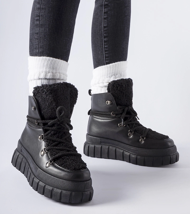 Černé kotníčkové boty na masivní platformě Sforza