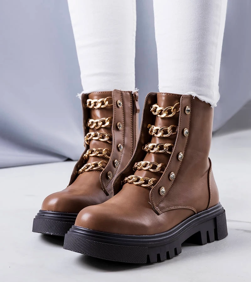 Hnědý boty izolovaný Perno