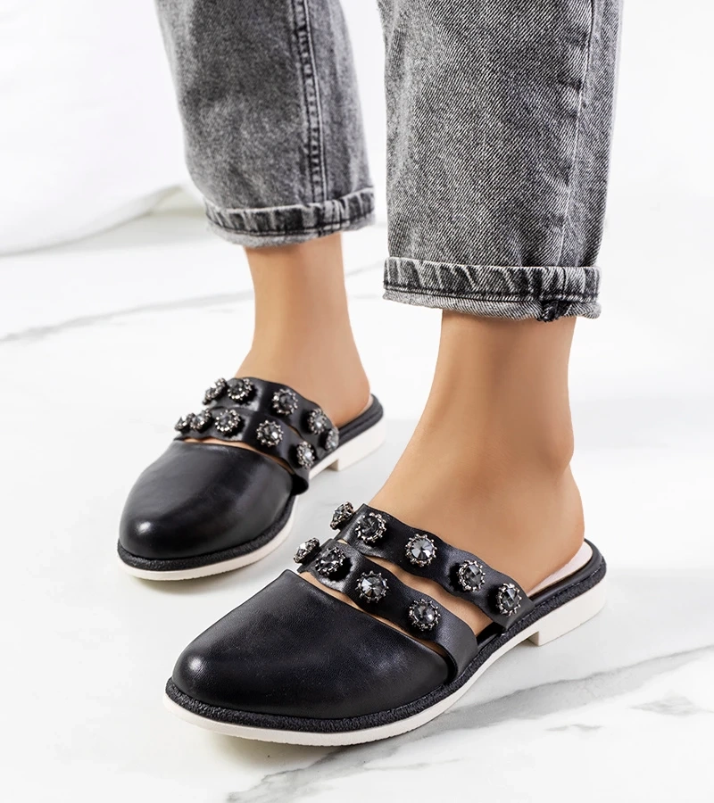 Černé žabky zdobené cvočky Asselt