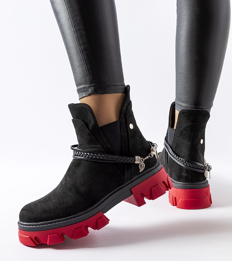 Černé kotníčkové boty zdobené červenou podrážkou Ettore