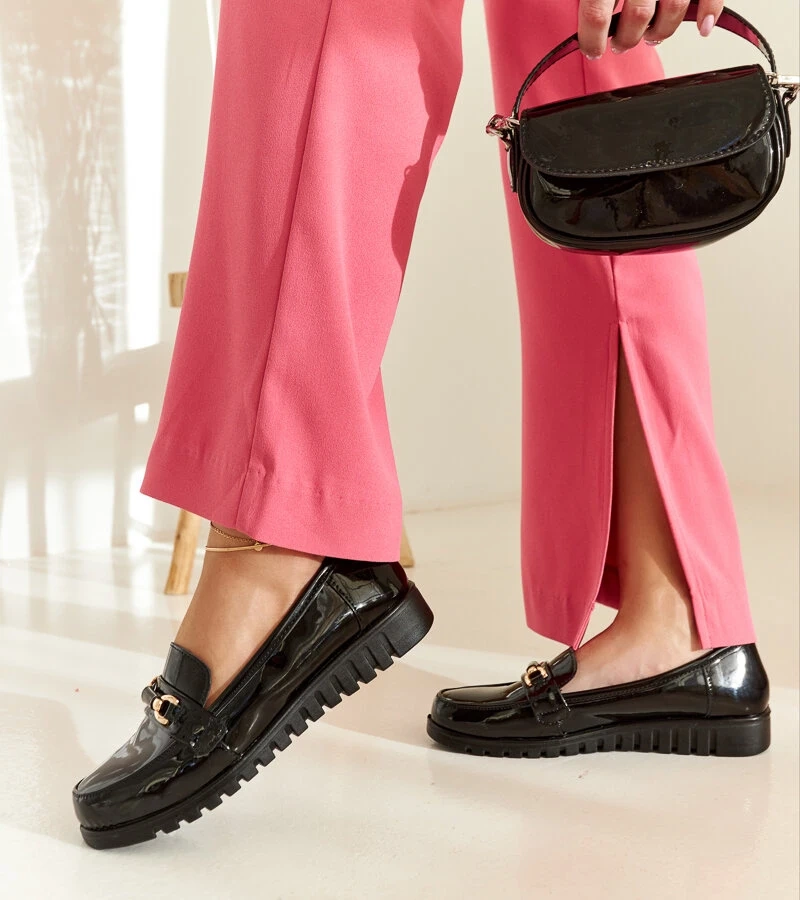 Černé lakované mokasíny s přezkou Sardis