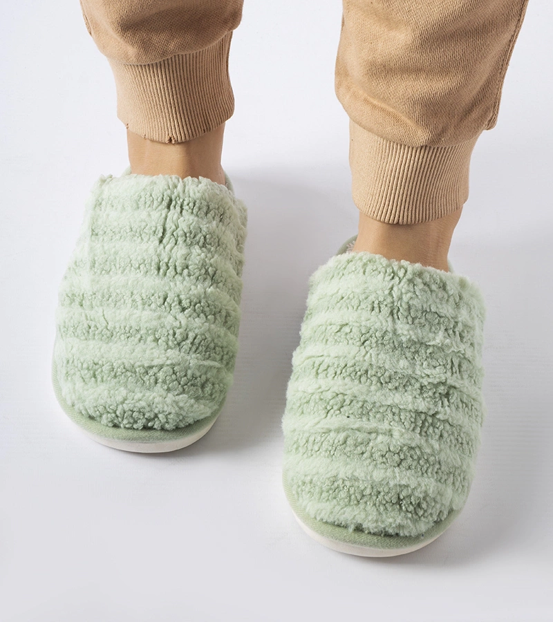 Zelené teplé pantofle se pruhy Agira