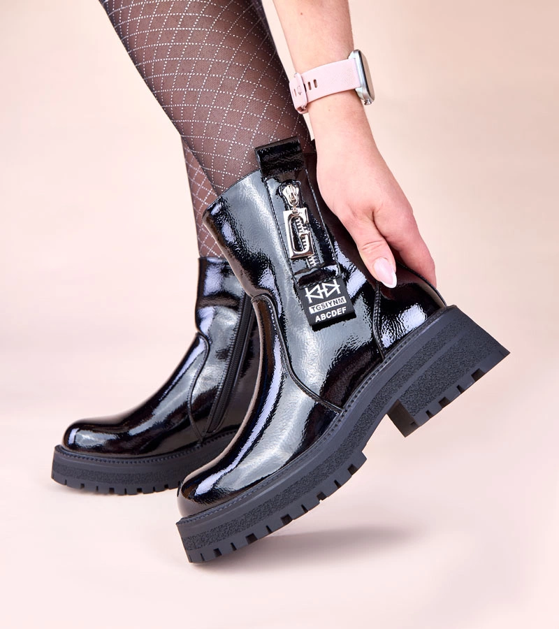 Czarne lakované kotníkové boty s ozdobným zipem Taraya