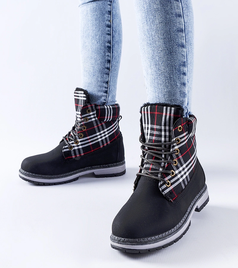 Černé trapery zdobené kostkou Dino