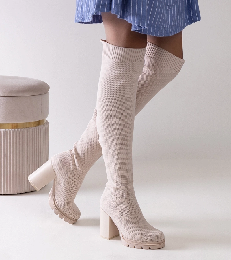 Wsuwané dlouhé béžové kozačky na sloupku Lija.