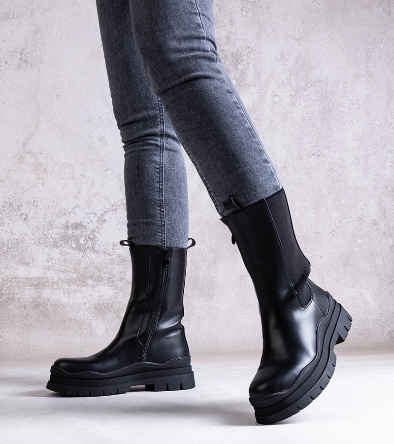 Cerné boty na masivní podrážce Naema.