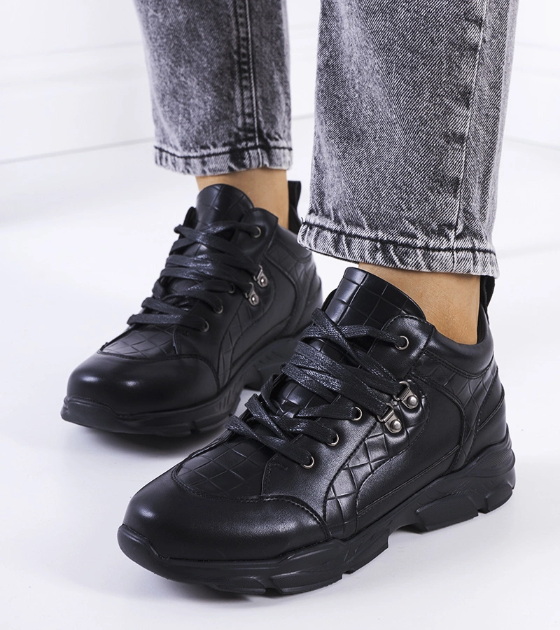 Černé tenisky na hrubé podrážce Chiphury