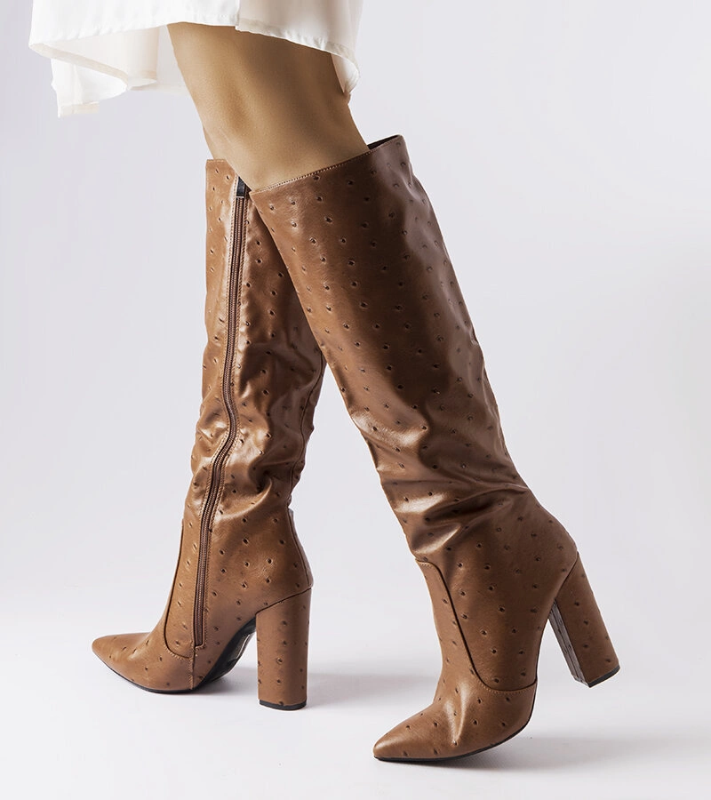 Hnědé boty s reliéfním sloupkem od Delfiny