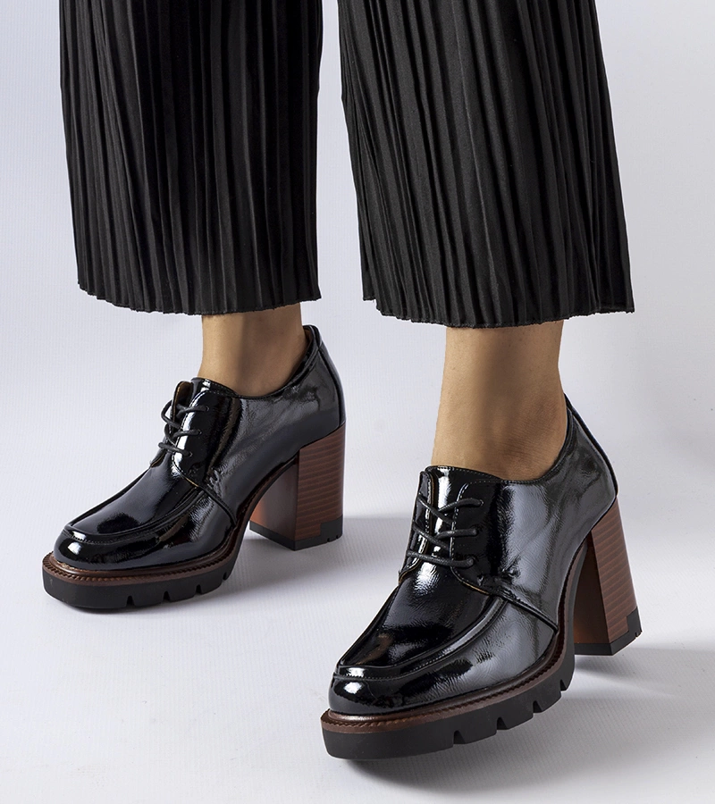 Černé lakované polobotky na podpatku Vinceza